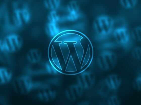 Il Logo ufficiale di Wordpress azzurro al centro su sfondo azzurro