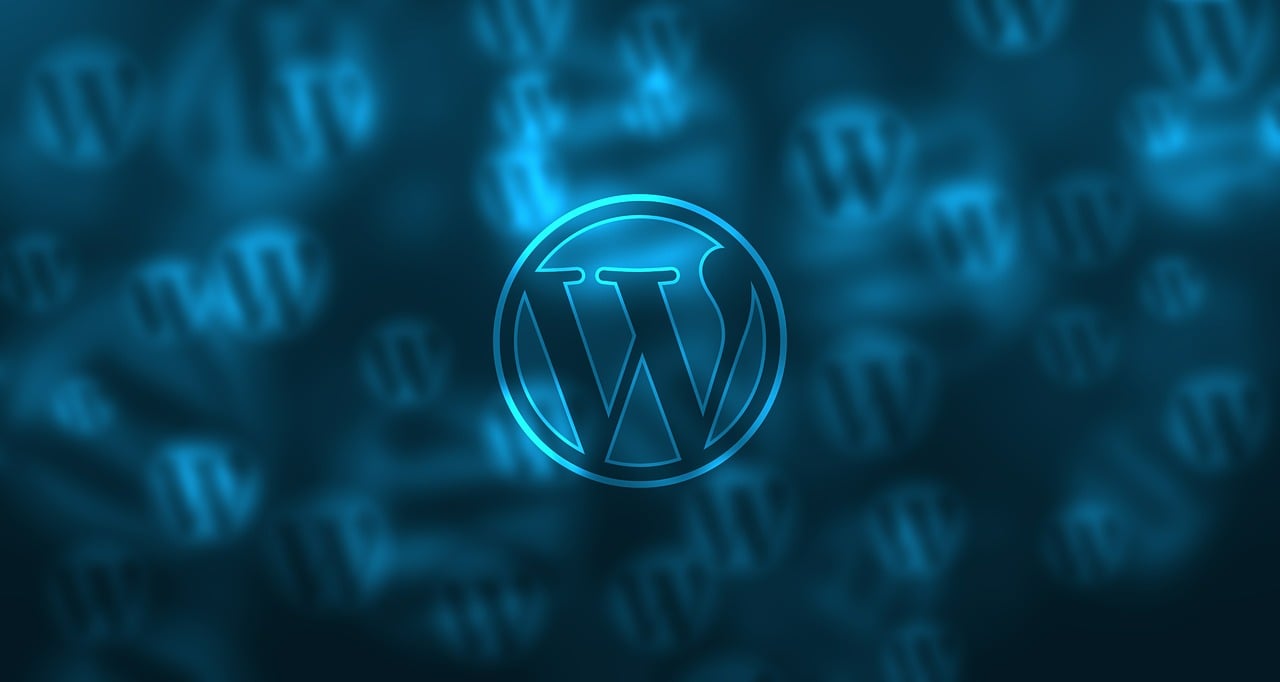 Il Logo ufficiale di Wordpress azzurro al centro su sfondo azzurro